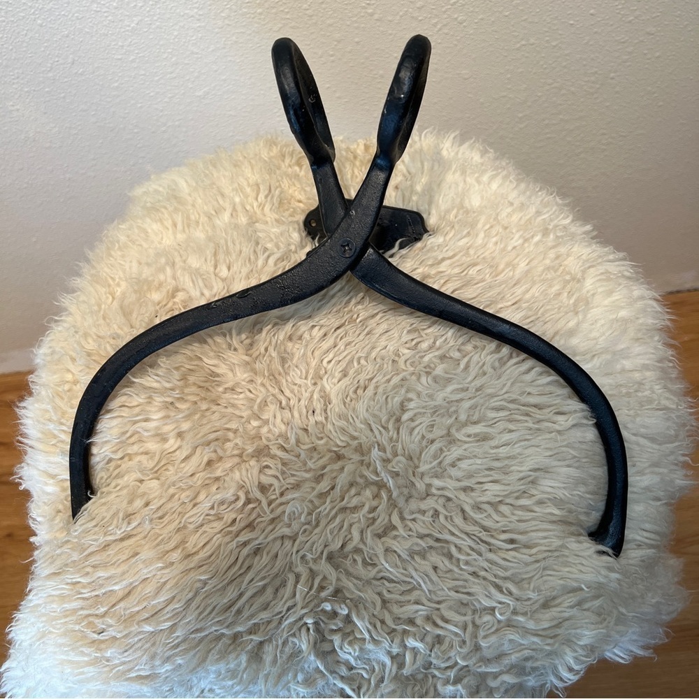 PAPER TOWEL HOLDER. Farmhouse styling. All metal. Screws to wall. Black